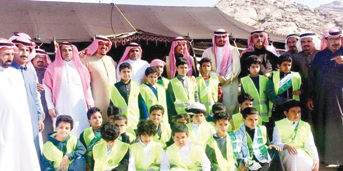  محافظ الدوادمي وعدد من المسؤولين والأطفال المشاركين