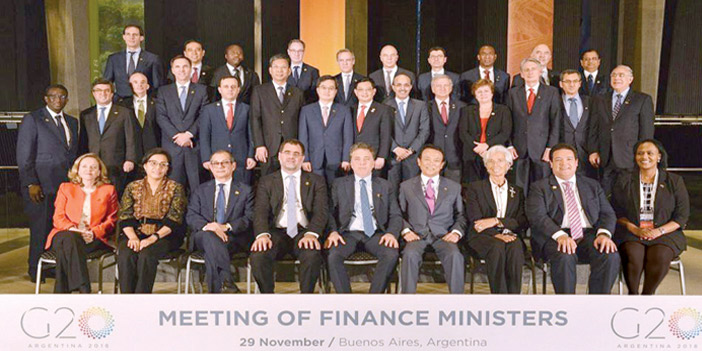  وزير المالية في لقطة جماعية مع المشاركين في منتدى المستثمر لمجموعة العشرين