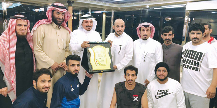  رئيس اتحاد رياضة الصم مع أعضاء نادي جدة بعد التتويج