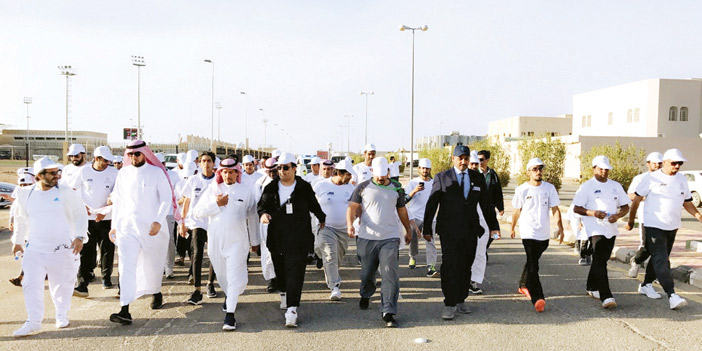  محافظ الدوادمي والأهالي في مشاركة فعالية اليوم العالمي للمشي