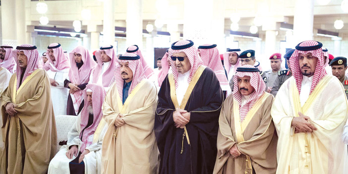 أمير منطقة الرياض يؤدي صلاة الميت على الأمير فهد بن سعود آل ثنيان 