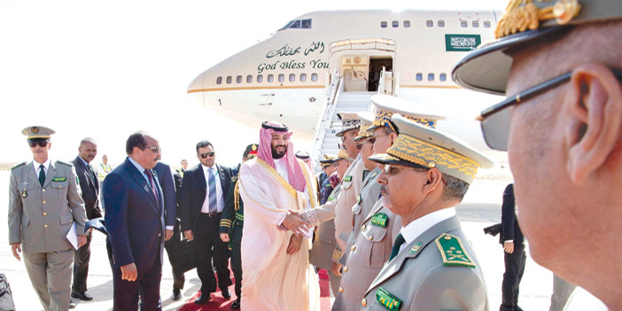  ولي العهد لدى وصوله إلى موريتانيا والرئيس محمد ولد عبدالعزيز في مقدمة مستقبليه