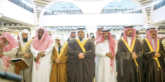 ئائب أمير منطقة الرياض يؤدي صلاة الميت على الشهيد العتيبي وينقل تعازي القيادة لأسرة الشهيد