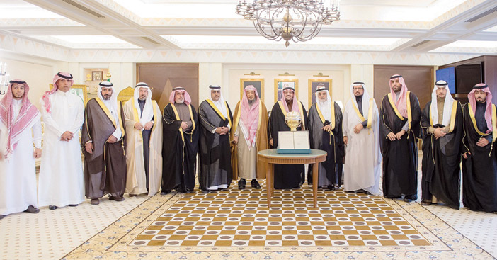  سموه يتوسط السفير الشعيبي ومجلس الإدارة الجديد لجمعية مبصرون