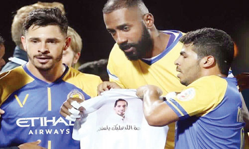  لاعبو النصر يرفعون قميص الذكرى لسلطان البرقان -رحمه الله-