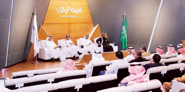  من ورشة العمل بغرفة الرياض أمس