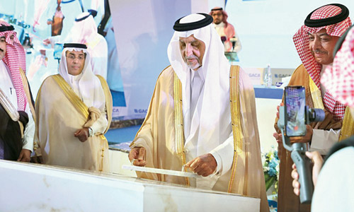  الأمير خالد الفيصل خلال وضع حجر الأساس للمطار.