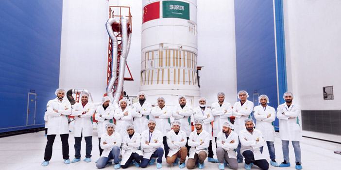  لقطة لفريق العمل في تصنيع الأقمار