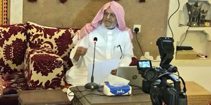   يلقي محاضرة في مجلس الباحث يوسف المهنا في شقراء