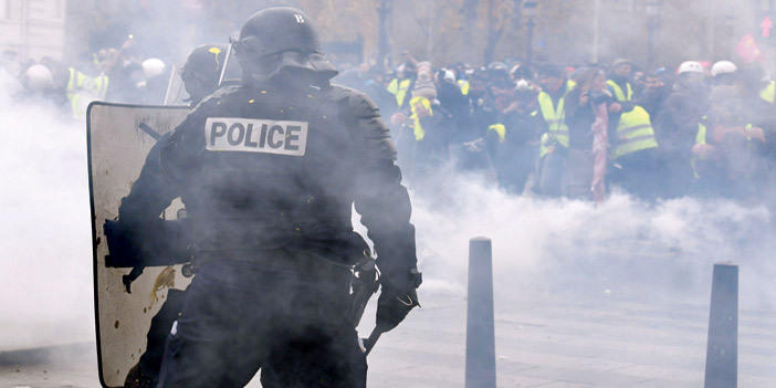 اعتقال وصدامات وسط باريس مع تجدد احتجاجات «السترات الصفراء» 