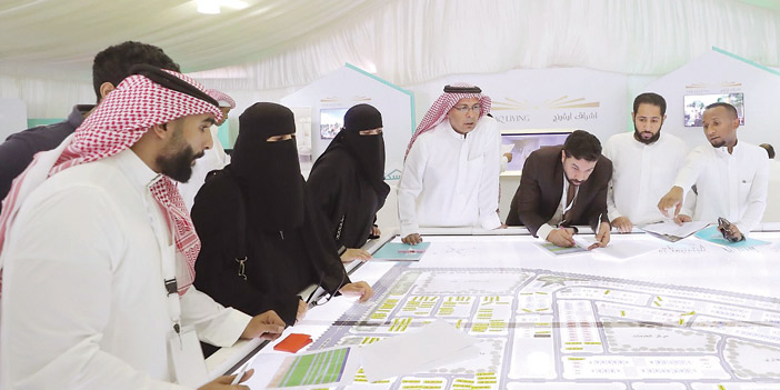  مواطنون يطلعون على خيارات سكنية ضمن برنامج البيع على الخارطة