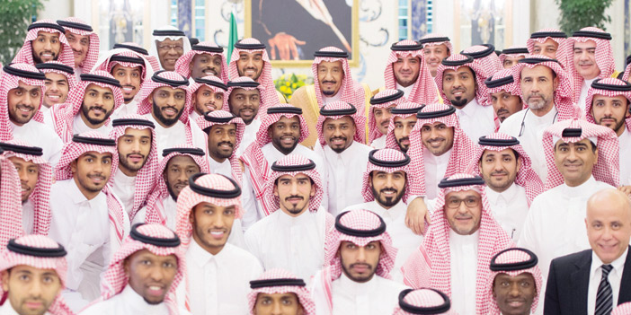  الملك سلمان مع أعضاء المنتخب السعودي المتأهل لكأس العالم