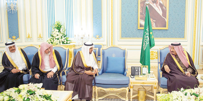 خادم الحرمين الشريفين خلال استقباله مديري الجامعات ووكلاء وزارة التعليم