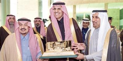 أمير منطقة الرياض يكرّم بنك الرياض لرعايته حفل جامعة المجمعة 