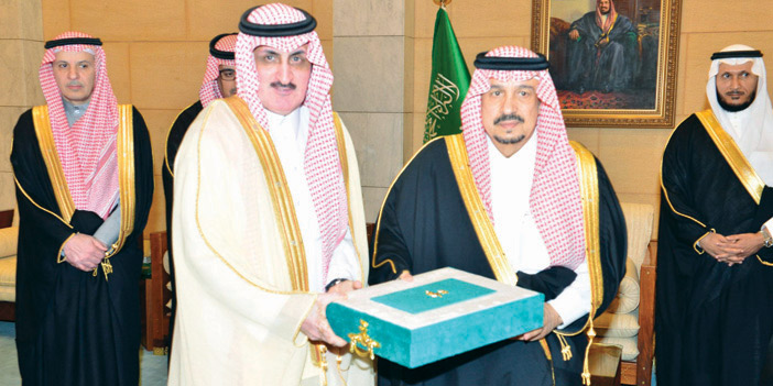   الأمير فيصل بن بندر يكرم متقاعدي إمارة منطقة الرياض