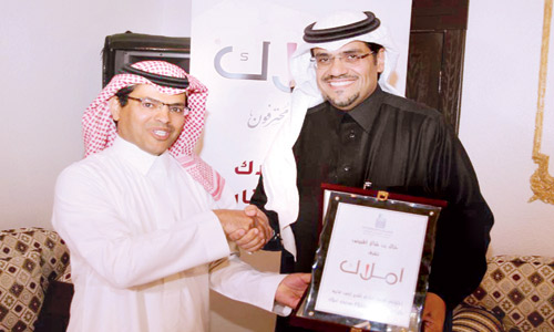  لحظة استلام درع التكريم