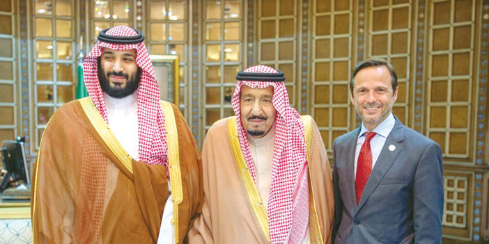  خادم الحرمين الشريفين متوسطاً سمو ولي العهد والرئيس التنفيذي لشركة البحر الأحمر