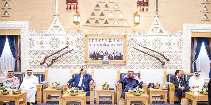  خادم الحرمين الشريفين خلال استقباله الوزير التونسي