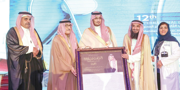  الأمير أحمد بن فهد بن سلمان يتسلم إهداءً تذكاريًّا خلال حفل الافتتاح