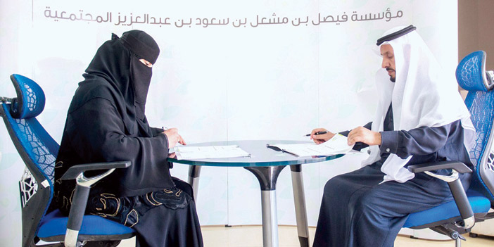  الماجد خلال توقيع عقد الشراكة مع سيدة الأعمال منيرة بنت حجاب