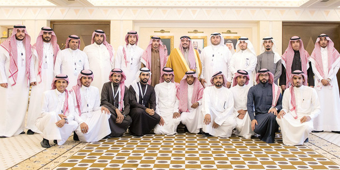  لقطة جماعية للمشاركين في معرض عمارة الحرمين ببريدة مع سموه