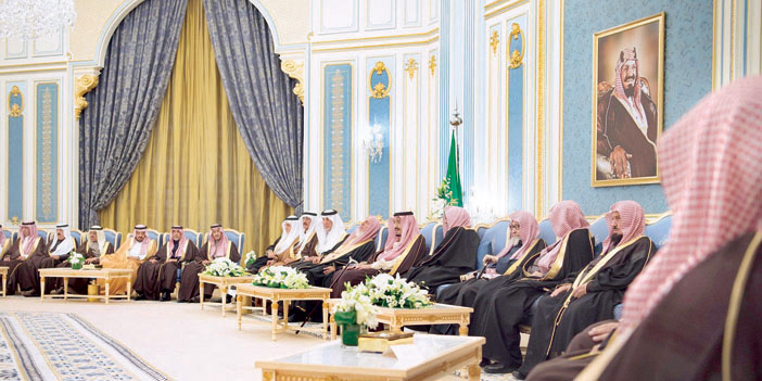 من استقبال خادم الحرمين الشريفين للأمراء والمفتي والعلماء والمواطنين أمس
