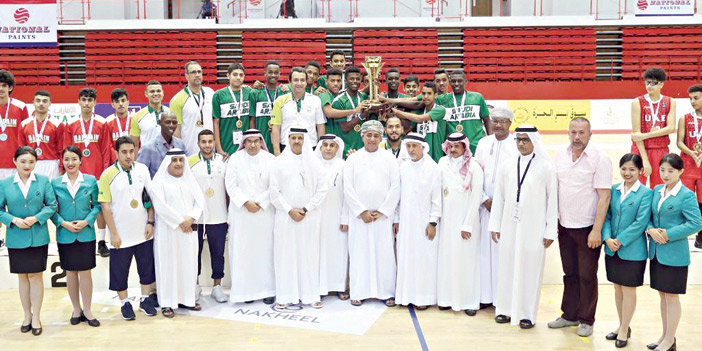  الأخضر مع كأس البطولة الخليجية