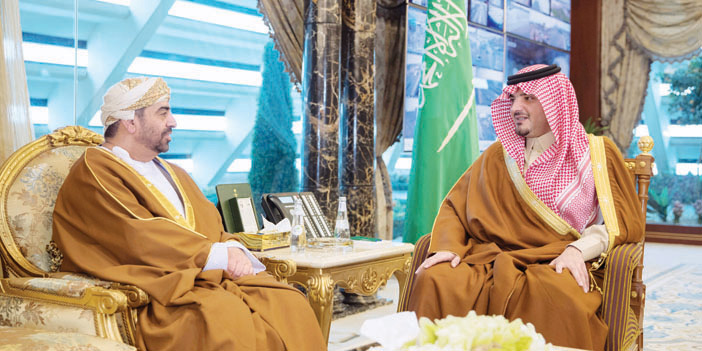  الأمير عبدالعزيز بن سعود خلال استقباله السفير العماني