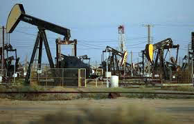 النفط يرتفع وسط توقعات بخفض الإنتاج 