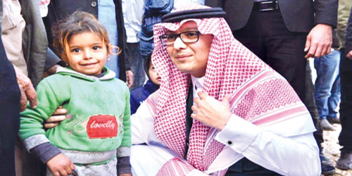 السفير السعودية في بيروت خلال توزيع المساعدات