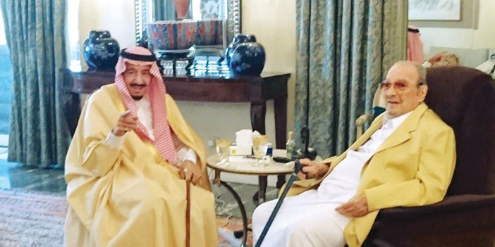  خادم الحرمين في زيارة سابقة لأخيه الأكبر طلال بن عبد العزيز -رحمه الله-