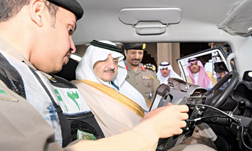  الأمير سعود بن نايف داخل إحدى مركبات المرور