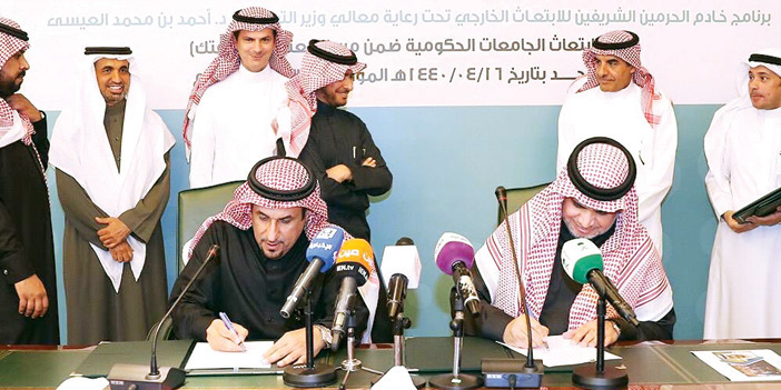  وزير التعليم مع مدير جامعة المجمعة أثناء توقيع الاتفاقية