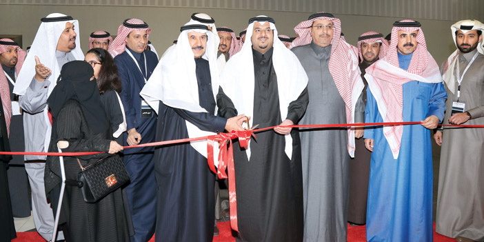   الأمير محمد بن عبدالرحمن يقص الشريط إيذاناً بافتتاح المعرض