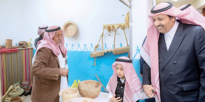  أمير منطقة الباحة خلال زيارته القرية التراثية