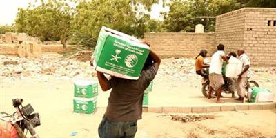 مركز الملك سلمان يواصل توزيع المساعدات الغذائية في المحافظات اليمنية 