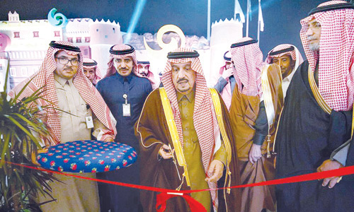  أمير الرياض خلال افتتاح جناح قصر محافظة الغاط