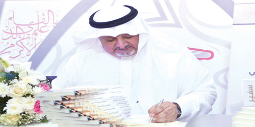  السفير السعودي في إندونيسيا خلال توقيعه كتابه بمعرض جدة الدولي للكتاب