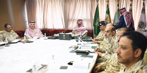  عبدالله بن بندر خلال الاجتماع مع القيادات العسكرية بالحرس الوطني