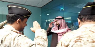 الأمير عبدالله بن بندر يتفقد مركز القيادة الرئيس ويلتقي رؤساء الهيئات العسكرية 