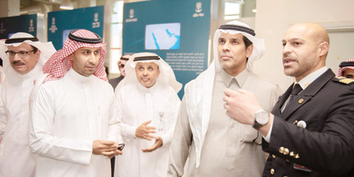 د.العامودي ود.الرميح خلال زيارة أجنحة قطاعات منظومة النقل بالجنادرية