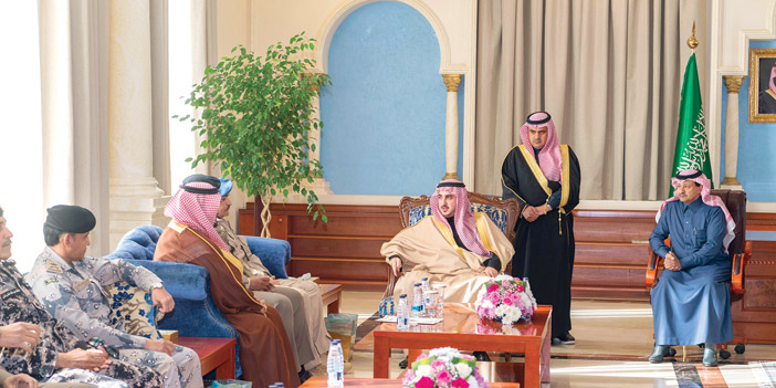  أمير منطقة الجوف خلال استقباله قادة القطاعات الأمنية