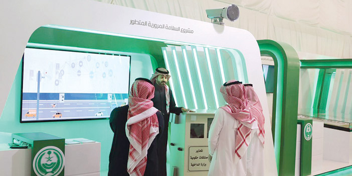  عدد من الزوار يستمعون لشرح عن المشروع