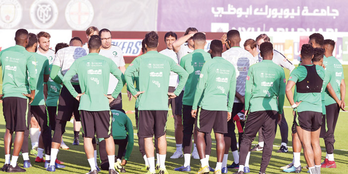  اللاعبون يستمعون لتوجيهات الجهاز الفني قبل مران أمس