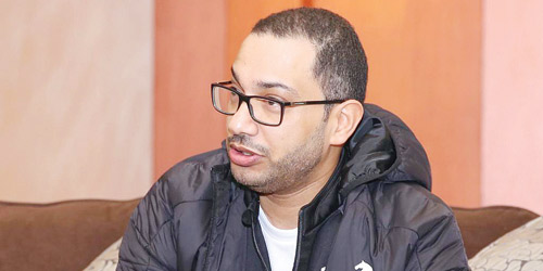  الدبل أثناء حديثه للاعبي الفريق