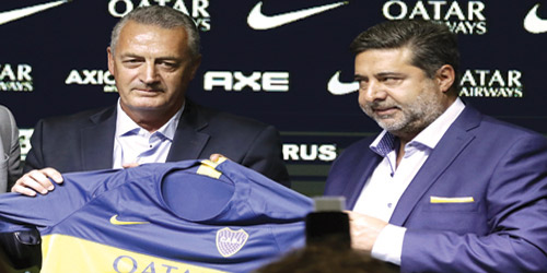 رئيس بوكا جونيورز دانيال أنجليسي مع المدرب الجديد غوستافو ألفارو