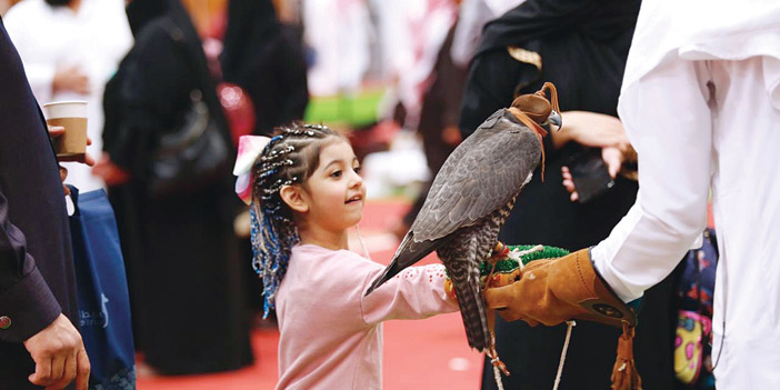في يومه الأخير.. الأطفال يوثقون ذكرياتهم مع الصقور والخيل في معرض الأصالة والتراث 