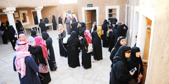  من الوفود الأجنبية في جولة على قرية عيون الجواء التراثية