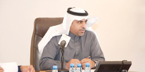  الدكتور عيد الحيسوني خلال ترؤسه الاجتماع
