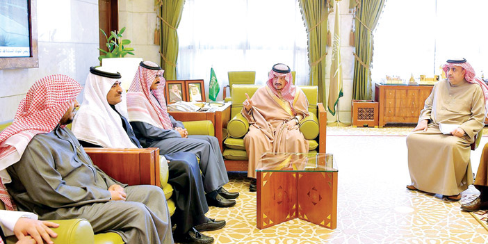 الأمير فيصل بن بندر يستقبل موظفي الإمارة الذين تم تكليفهم